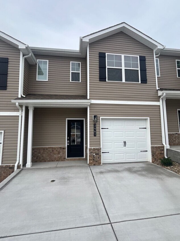 Foto principal - Brand New Townhome – Modern Comfort & Conv...