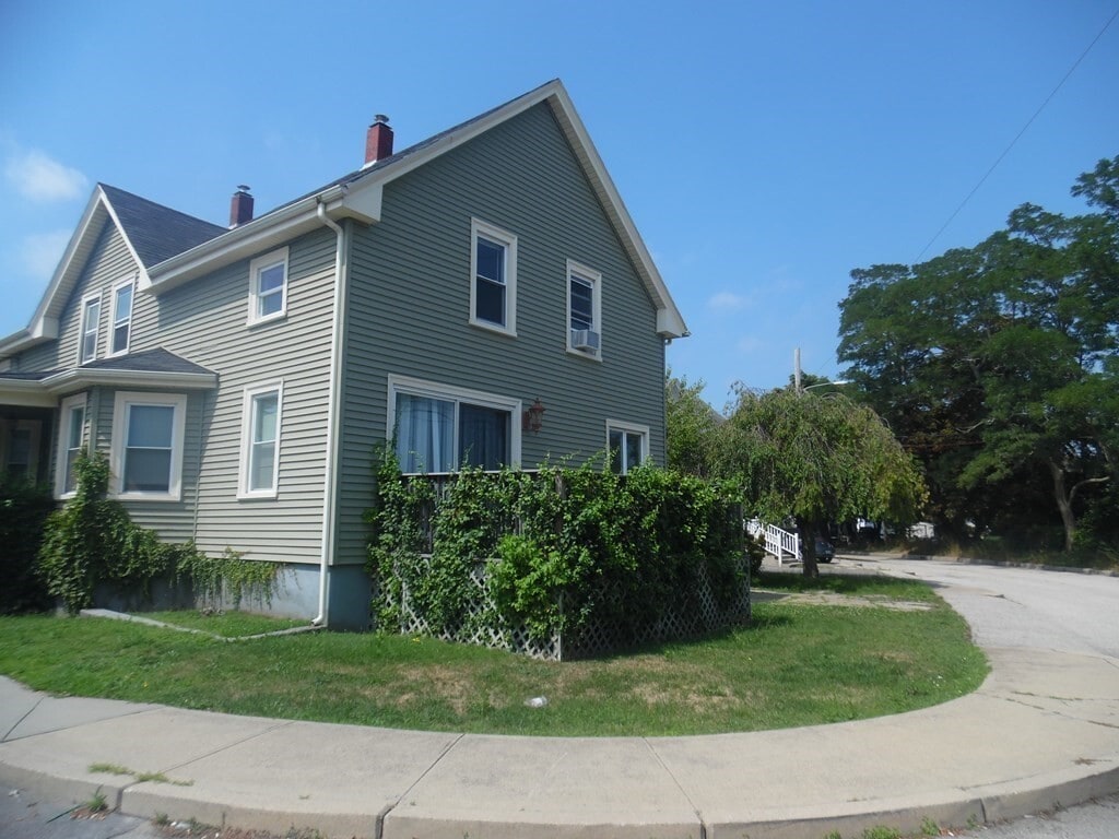 12 Mill St Unit C, Warren, RI 02885 Room for Rent in Warren, RI