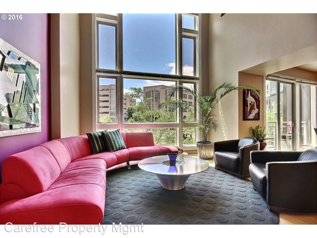 Building Photo - 12600 SW CRESCENT St