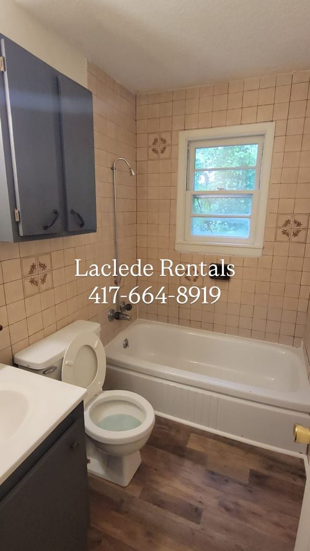 Building Photo - 2 bed 1 bath duplex