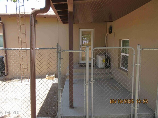 Building Photo - 895 Gato Rd