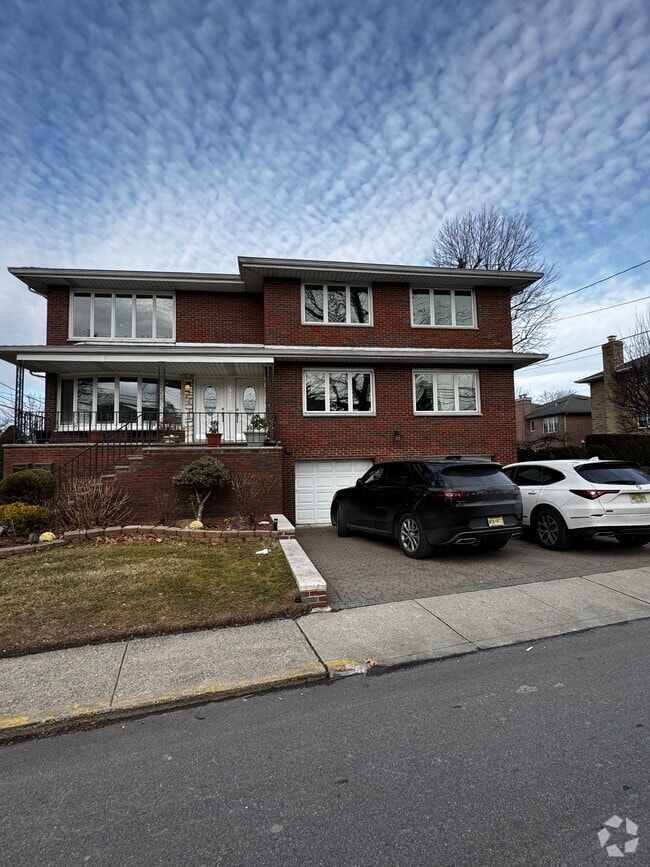 Building Photo - 2357 Linwood Ave