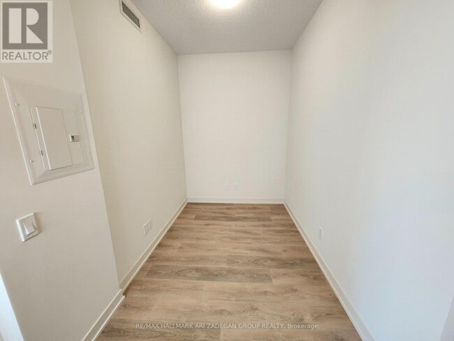 Building Photo - 4955-4955 Yonge St