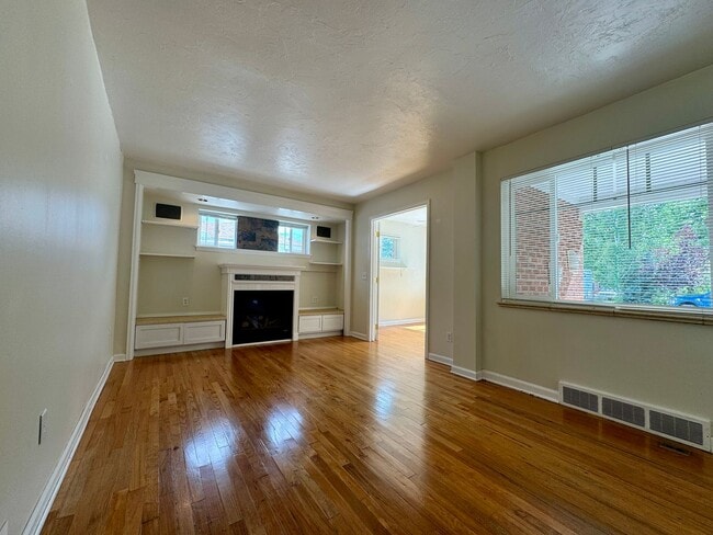 Building Photo - Beautiful 2 bedroom, 1.5 bathrooms plus an office!! Available NOW!