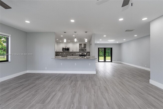 Foto del edificio - 4660 SW 128th Ave
