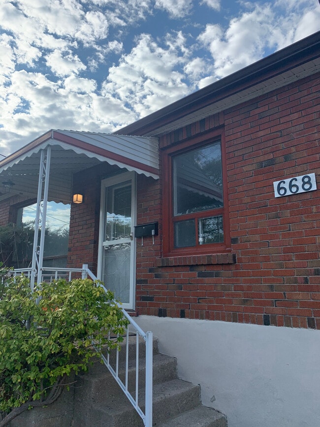 Building Photo - 668 Frank St
