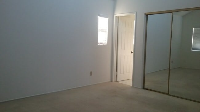 Building Photo - 823 Earlham St