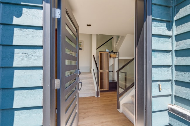 Building Photo - 2026 Fairview Ave E