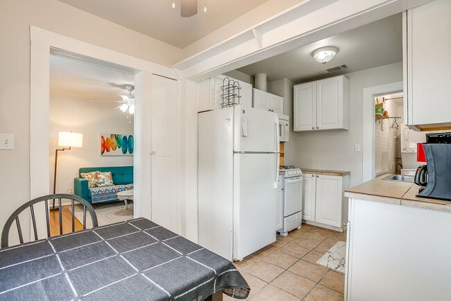Building Photo - 1600 Belle Pl