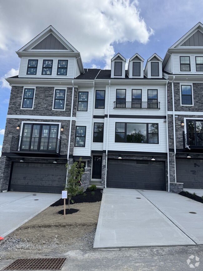 Building Photo - 3026 Greeneview Ln