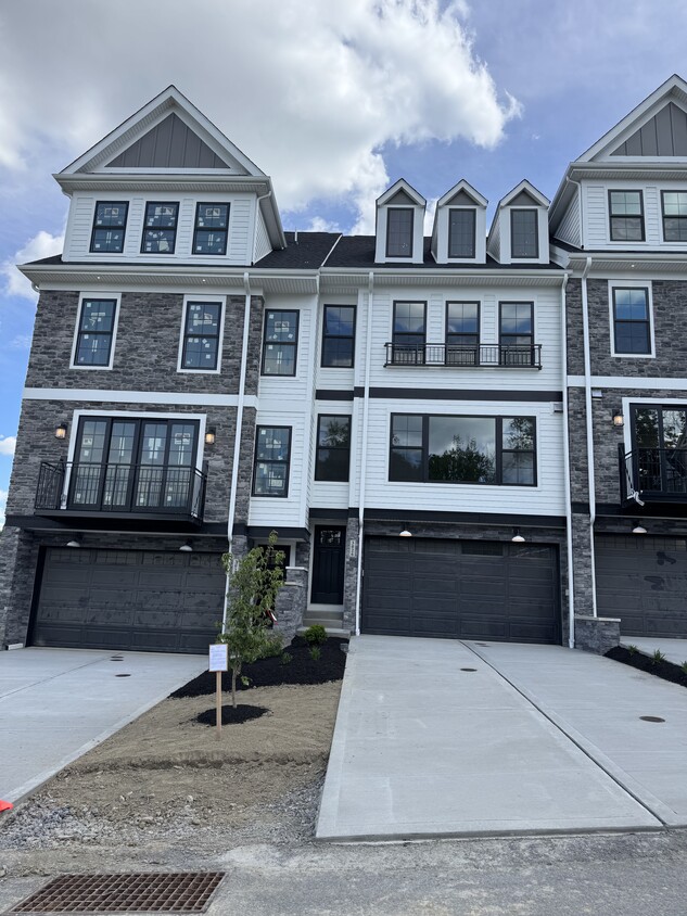 Primary Photo - 3026 Greeneview Ln