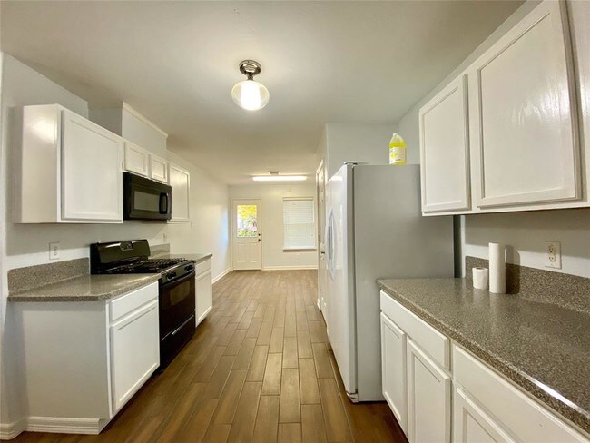 Building Photo - 706 Silver Cliff Ln