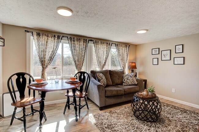 espacio principal de estar - 4403 Strawberry Plains Pike