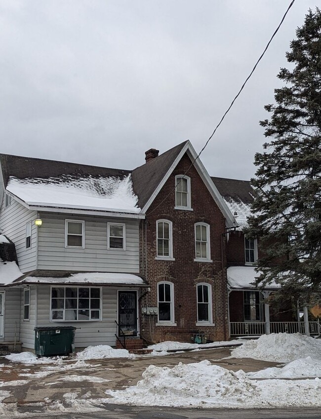 Building Photo - 716 Market St