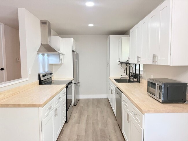 Building Photo - 3-Bedroom Home Ranch-Style Home