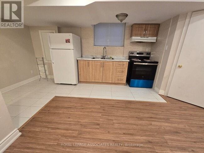 Building Photo - 72 Starhill Crescent