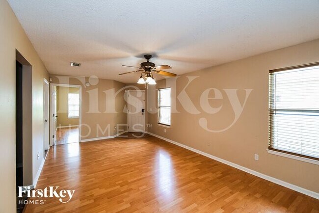 Foto del edificio - 5221 Glen Alan Ct S