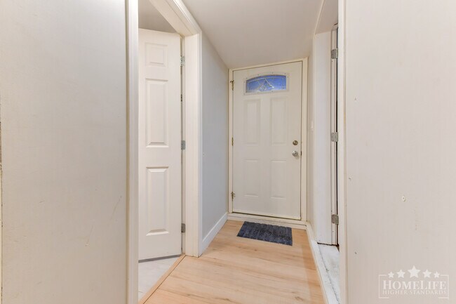 Photo du bâtiment - Spacious 2 Bedroom 1 Bathroom Basement Suite for Rent – North Delta