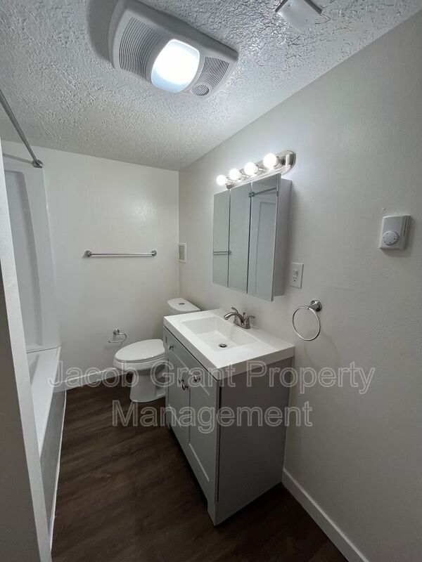 Foto del edificio - 598 Hansen Ave