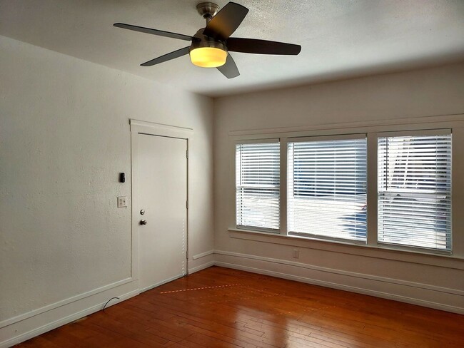 Building Photo - 1BD 1BA Point Loma Apartment - Hardwood Fl...