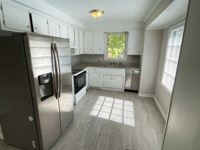 Building Photo - Renovated Hendersonville home with large 2...