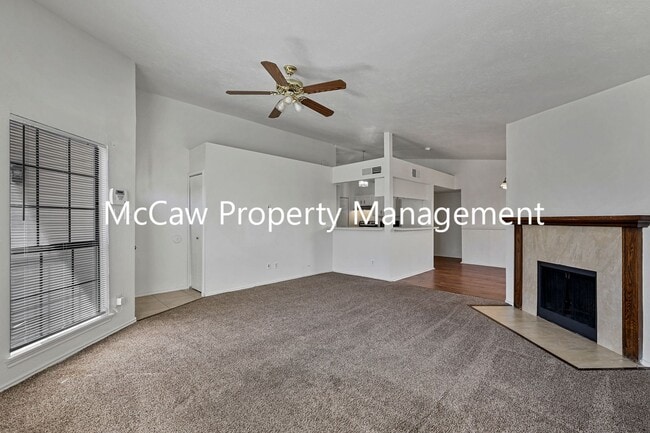 Building Photo - Darling 3/2/2 in Fort Worth! *REALTOR SHOW...