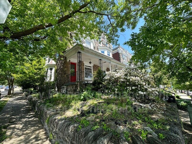 Foto del edificio - 439 E Walnut Ln