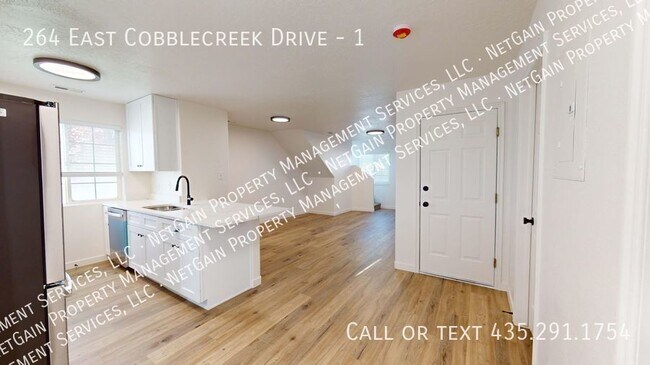 Building Photo - Newly Remodeled 3 Bedroom townhome