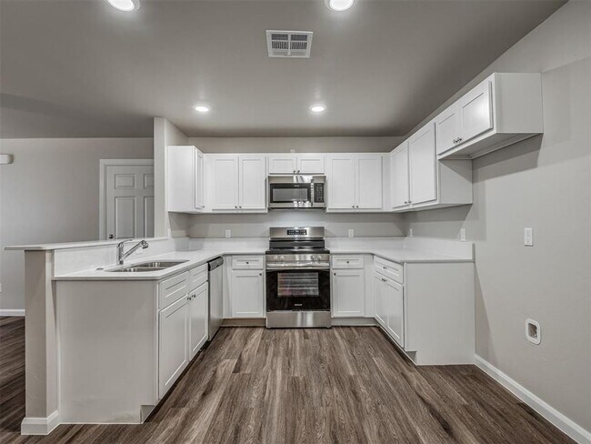 Foto del edificio - Modern 3-Bedroom Duplex Unit in Prime Yuko...