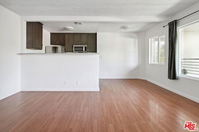 Foto del edificio - 6612 De Longpre Ave