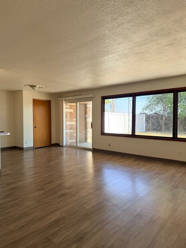 Foto del edificio - 539 W Crest Dr