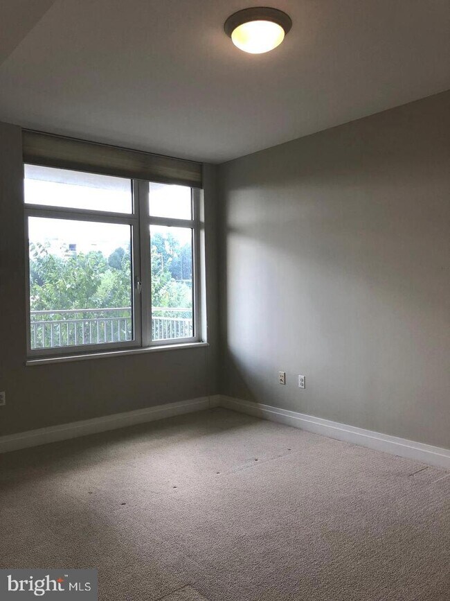 Building Photo - 8220 Crestwood Heights Dr