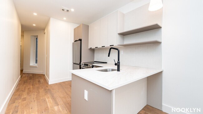 Foto del edificio - 43 Kingston Ave