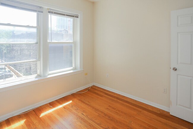 Foto del edificio - 3915 N Pine Grove Ave