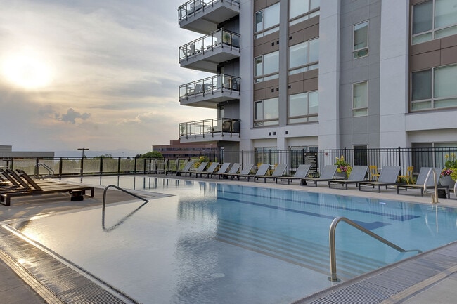 Building Photo - Vue West