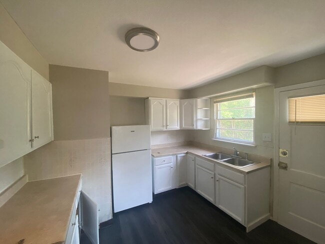 Building Photo - Recently Renovated Two Bedroom Coming Avai...