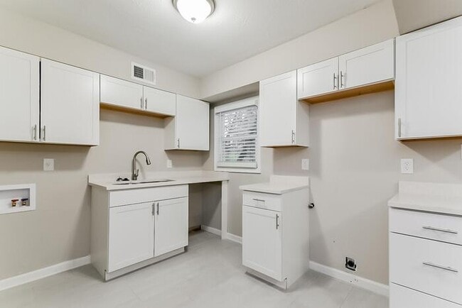 Building Photo - Renovated Home! Great Location!