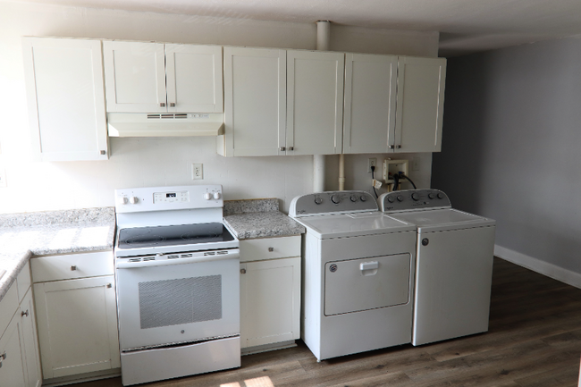Building Photo - 10 Aylwin Crescent