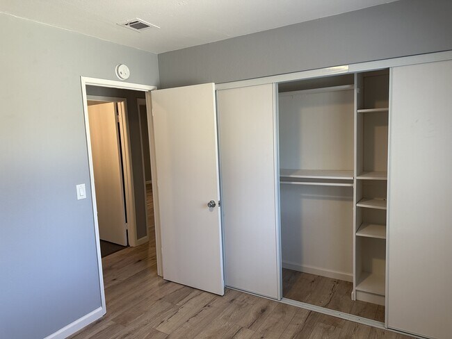 Building Photo - 7060 Brighton Dr