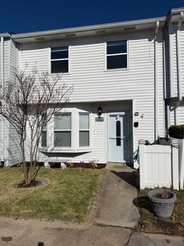 SCARBOROUGH SQUARE - Newly Renovated 3 Bedroom Townhouse - SCARBOROUGH SQUARE - Newly Renovated 3 Bedroom Townhouse