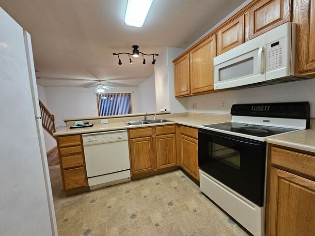 Building Photo - 2 Bedroom 1.5 bath condo with attached gar...