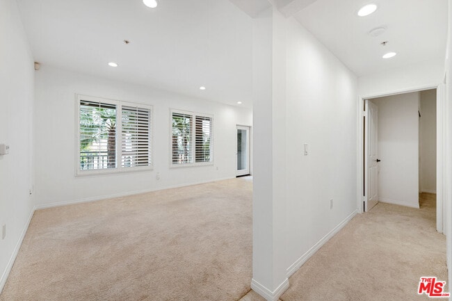 Building Photo - 6020 S Seabluff Dr