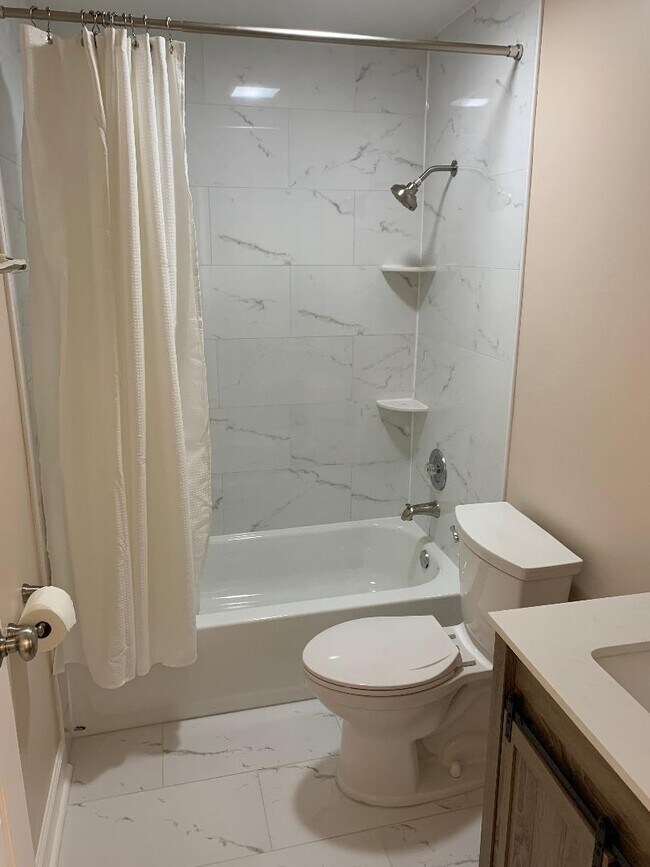 Building Photo - 5800 Oakwood Dr