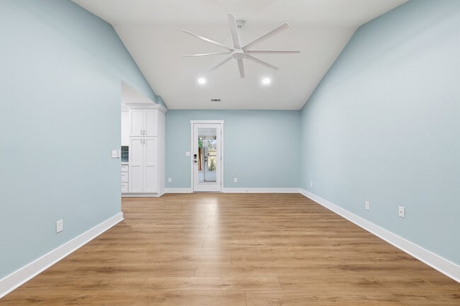 Building Photo - 303 Hixon Pl