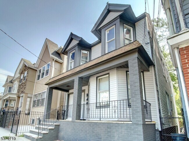 Building Photo - 595 15th Ave