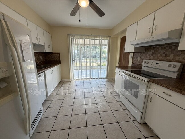 Building Photo - 811 Tangerine St