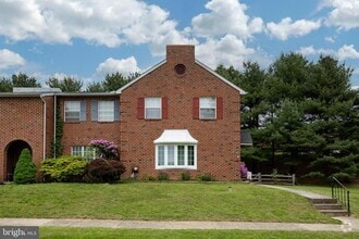 Building Photo - 126 Lampeter Ct