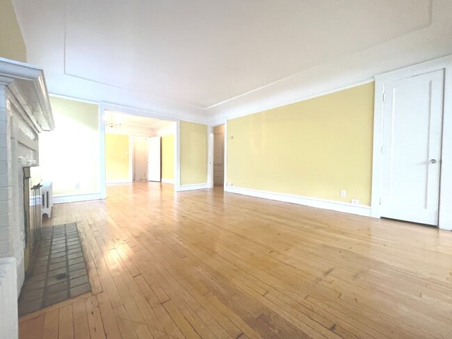 Building Photo - 2533 N Lake Dr