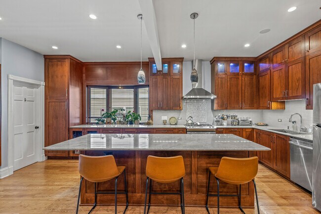 Foto del edificio - 4317 N Kenneth Ave