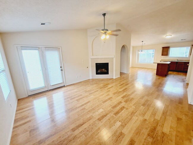 Building Photo - 3 bed 2 bath 1575 sq ft home in Huning Ran...